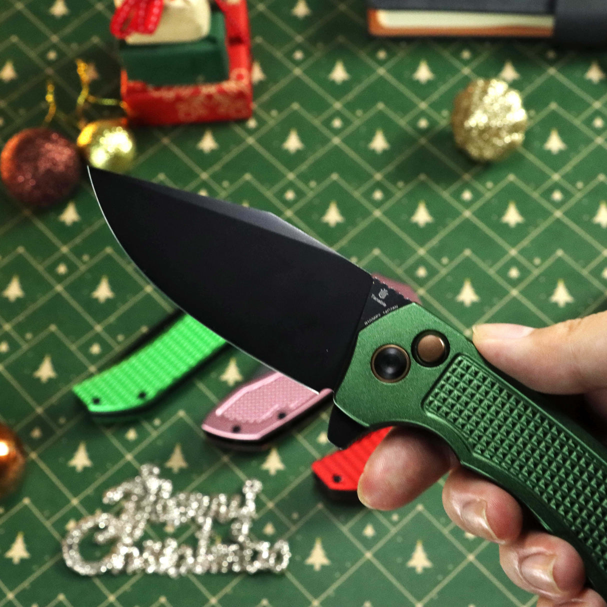 Christmas | Tenable Entity - Button Lock - 3.52'' Blackwash 14C28N - Dark Green Aluminum with Checkered Texture - Nalu Knives Design- B1036F2