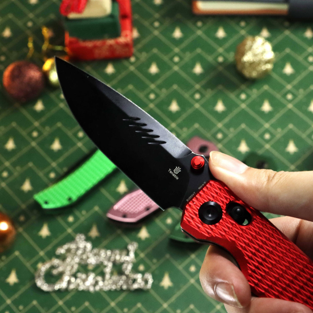 Christmas | Tenable Eaglestrike - Cross Bar Lock - 3.73'' Black Stonewashed Nitro V Blade - Red Anodized Aluminum with Diamond Texture Handle - James Lowe Design-B1095V7