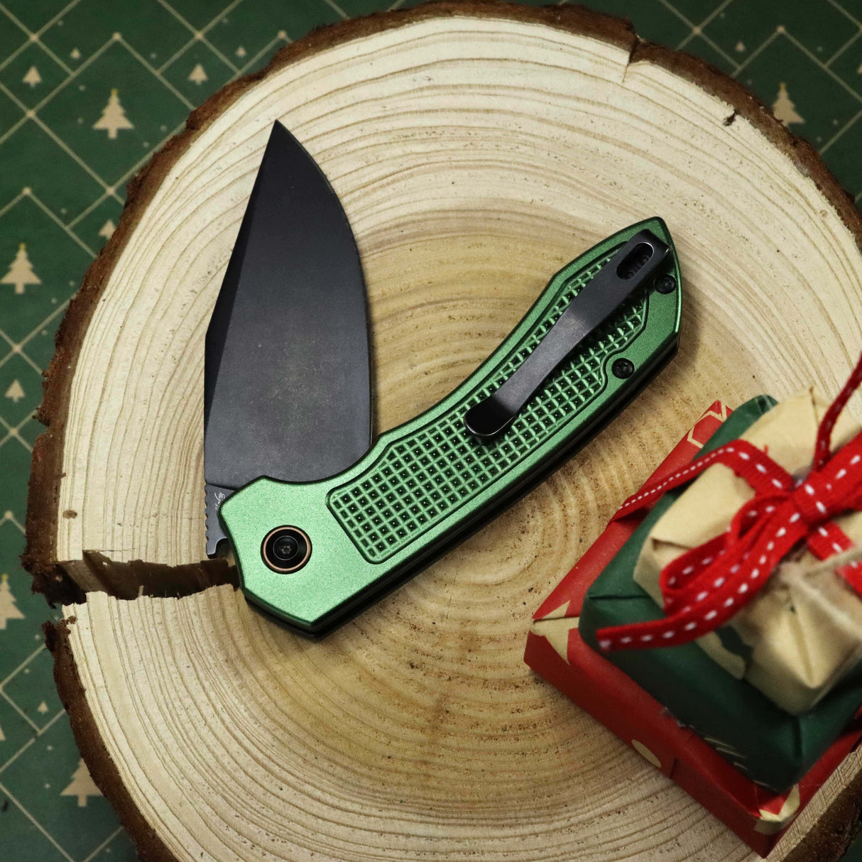 Christmas | Tenable Entity - Button Lock - 3.52'' Blackwash 14C28N - Dark Green Aluminum with Checkered Texture - Nalu Knives Design- B1036F2