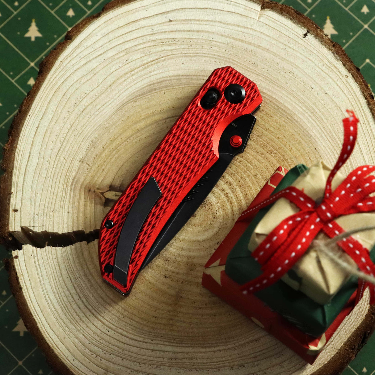 Christmas | Tenable Eaglestrike - Cross Bar Lock - 3.73'' Black Stonewashed Nitro V Blade - Red Anodized Aluminum with Diamond Texture Handle - James Lowe Design-B1095V7